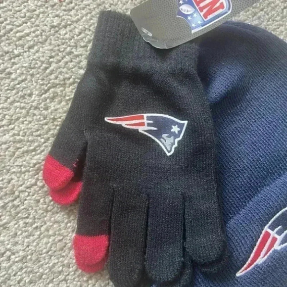 NFL Patriots Cuffed Knit Hat and Mittens Set - Picture 3 of 5